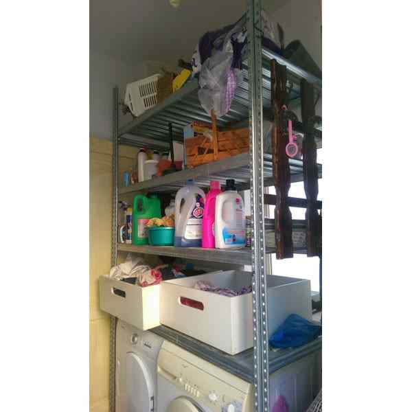 מדפים למחסן ביתי במרפסת