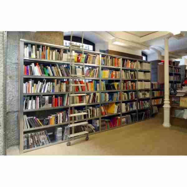 מדפים לספרים