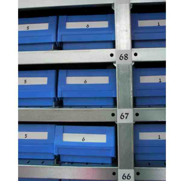 מערכת אחסון עם איתורים על המדף