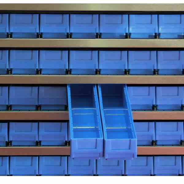 קופסאות אחסון מולטיבוקס על מדף עם מסילות