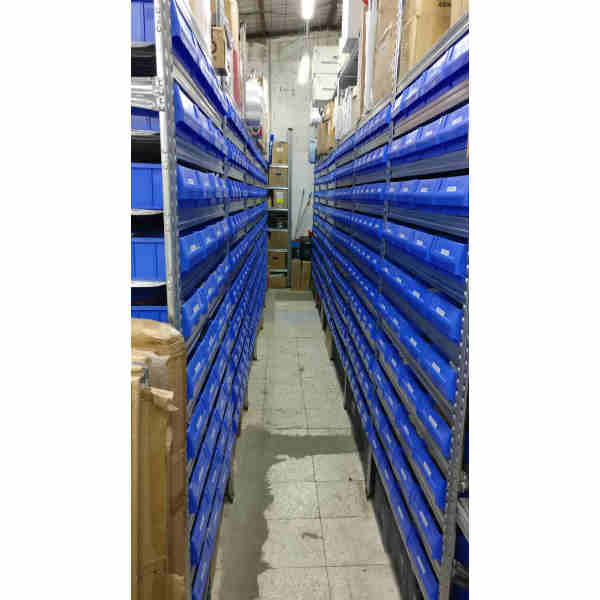 מדפים למחסן עם תאים